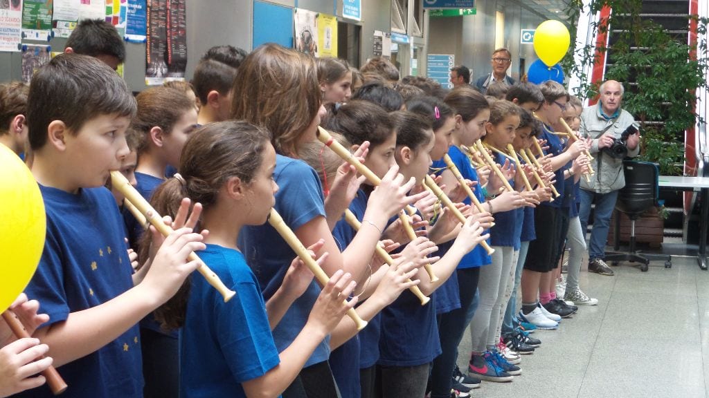 Giornata per l’Europa: i bimbi della Rodari suonano gli inni in Municipio