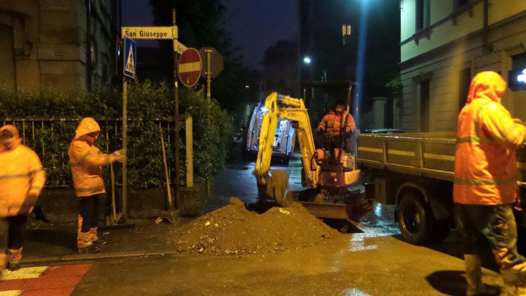 Via San Giuseppe: lavori notturni per riparare la perdita