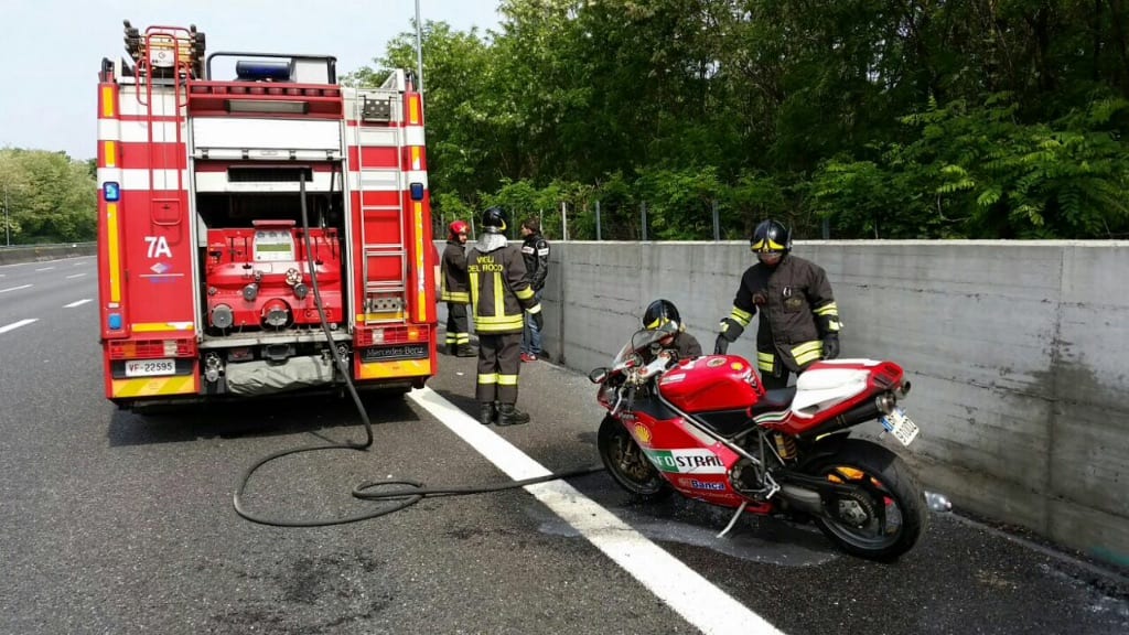 Moto in fiamme in autostrada: arrivano i pompieri