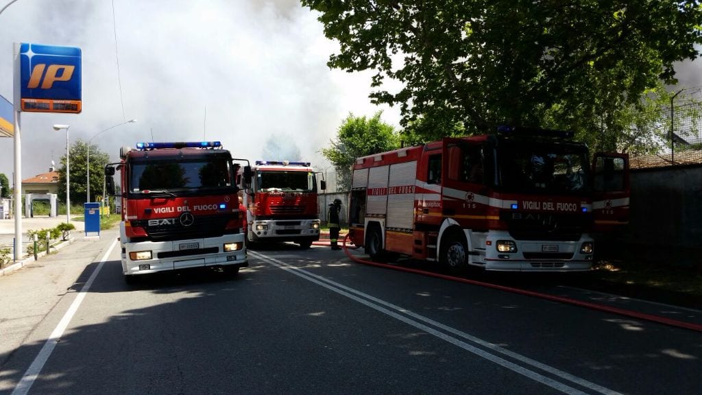 Maxi incendio all’ex Crespi: pompieri saronnesi sul posto