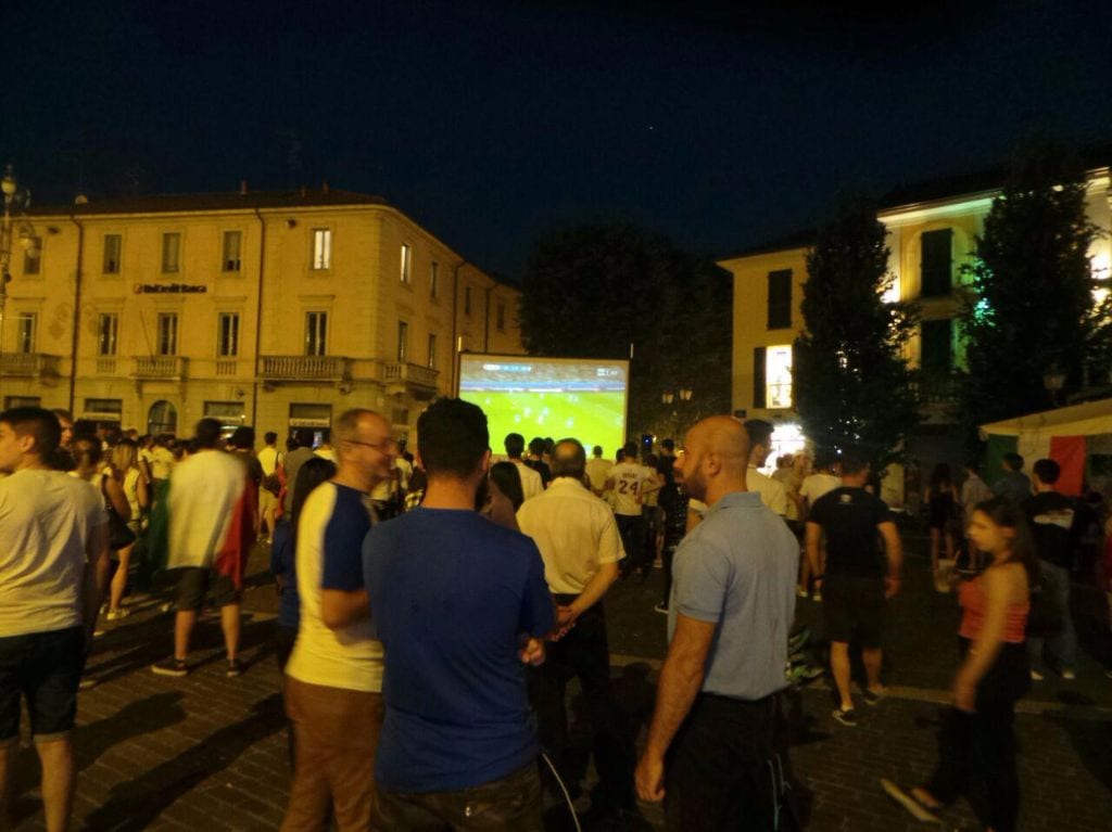 L’Italia perde, ma la Nazionale in piazza vince a Saronno