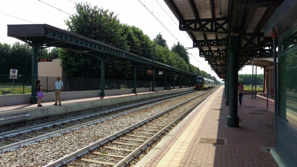 Gerenzano: circondato da stranieri sul treno, giovane sfugge in stazione alla rapina