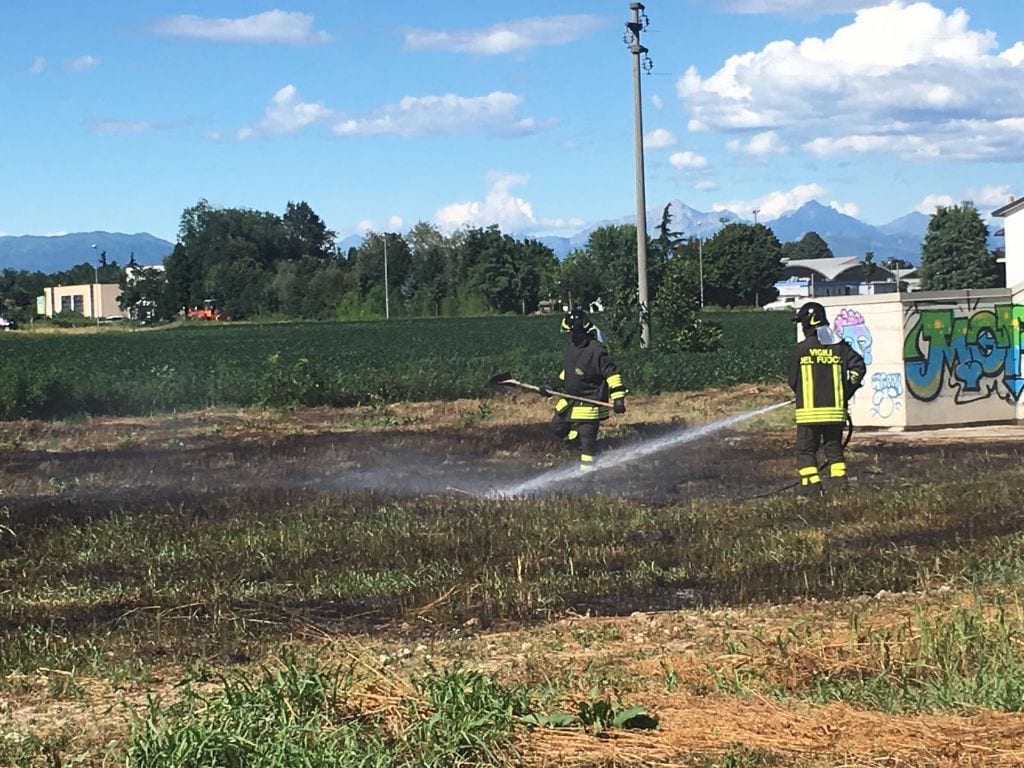 Sterpaglie in fiamme: pompieri a Saronno Sud