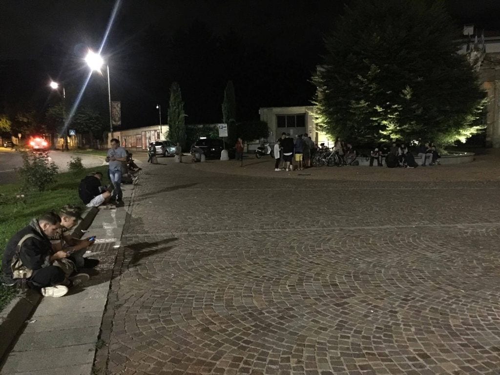 In piazza Santuario: pellegrini di giorno, cacciatori di pokemon di notte