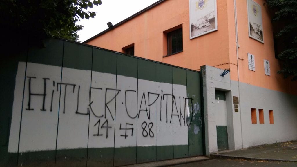 Svastiche e scritte naziste sullo stadio comunale