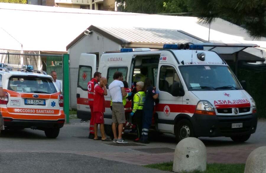 Saronno, due incidenti: anziana investita in via Monti, studente caduto dalla bici