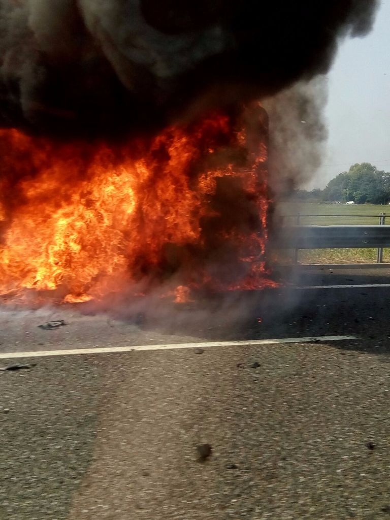 Camper in fiamme in autostrada