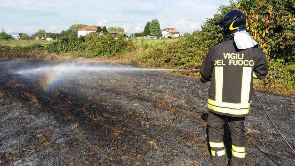 Incendio nei campi: foto dei pompieri all’opera