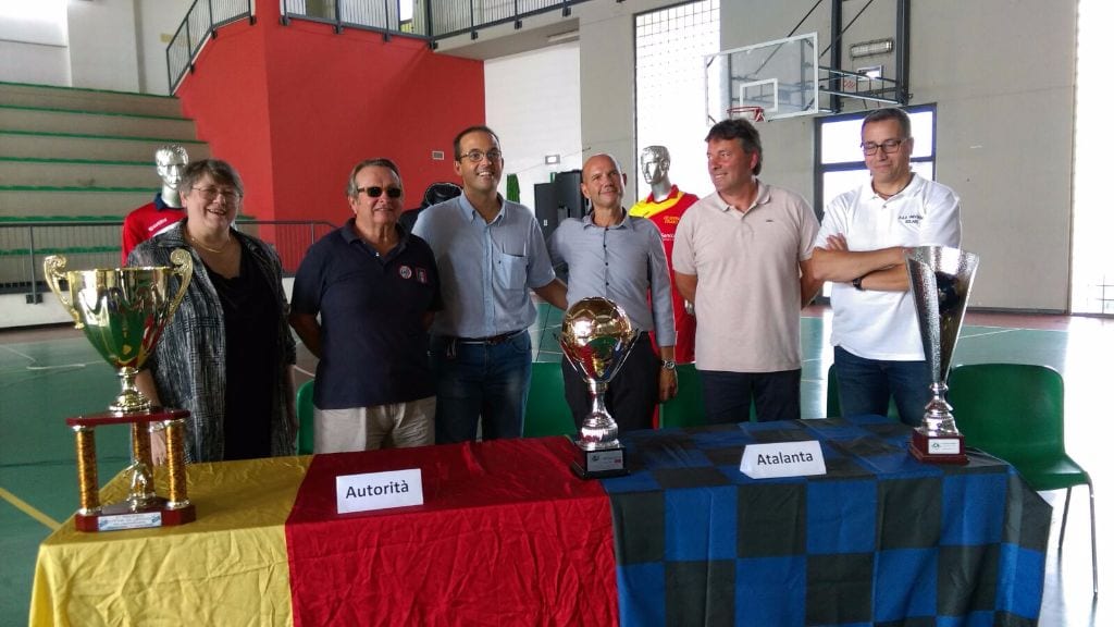 Calcio: folla per il taglio del nastro della collaborazione Universal Solaro-Atalanta