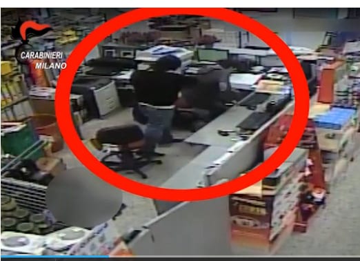 Saronnese picchiato durante una rapina al supermercato