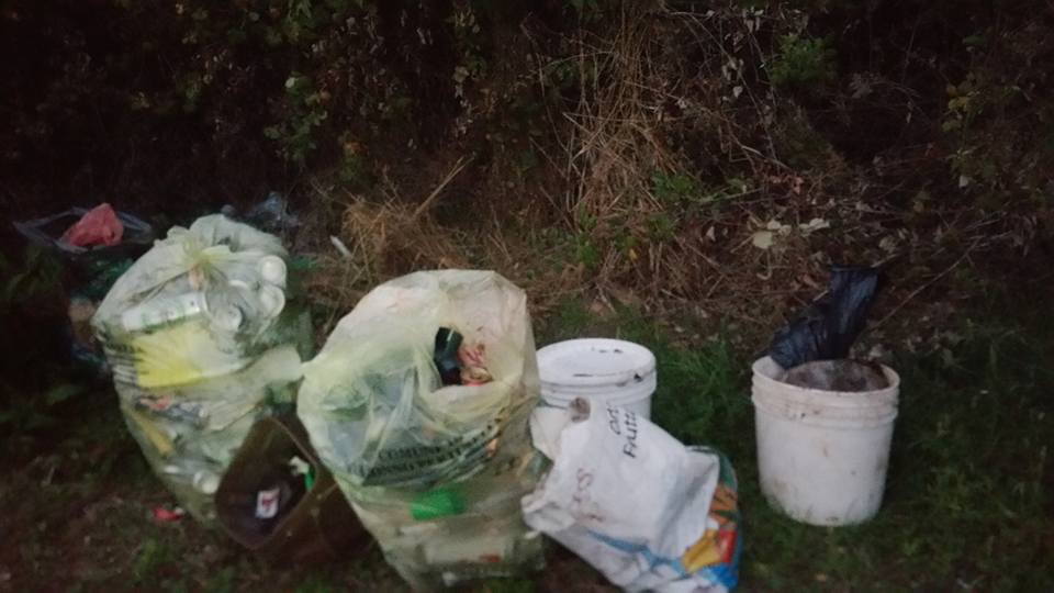 Sudicioni scatenati, periferia di Caronno piena di rifiuti