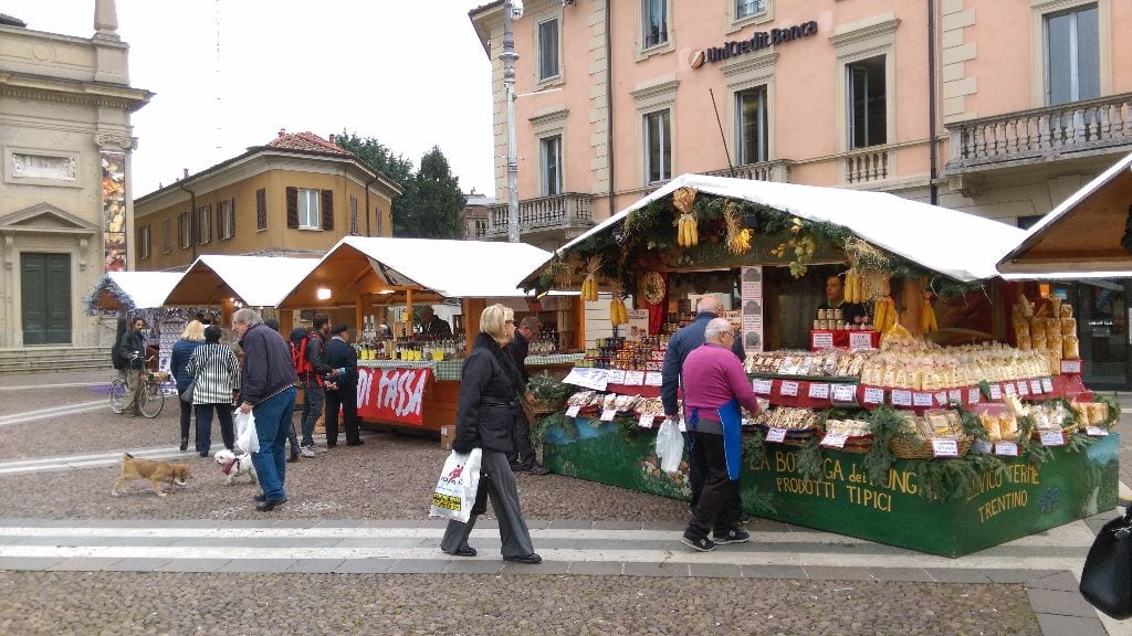 Piazza Libertà: è ritornato il mercatino del Trentino