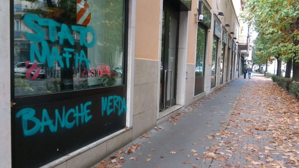Viale Rimembranze coperta di graffiti: banche, agenzie interinali e avvocati nel mirino