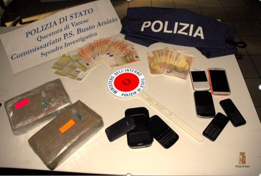 Si scambiano 150 mila euro di droga nel parcheggio: arrestati