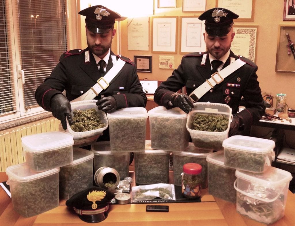 Due chili di marijuana nei barattoli delle conserve: arrestato