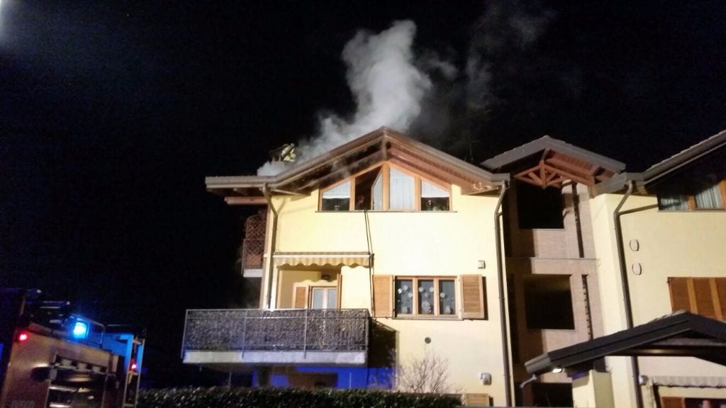 Pompieri di Saronno in prima linea nell’incendio tetto di Lonate Ceppino
