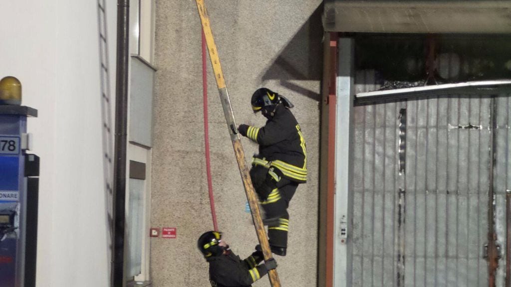 Caronno Pertusella: i pompieri montano scala su condominio per soccorrere anziana