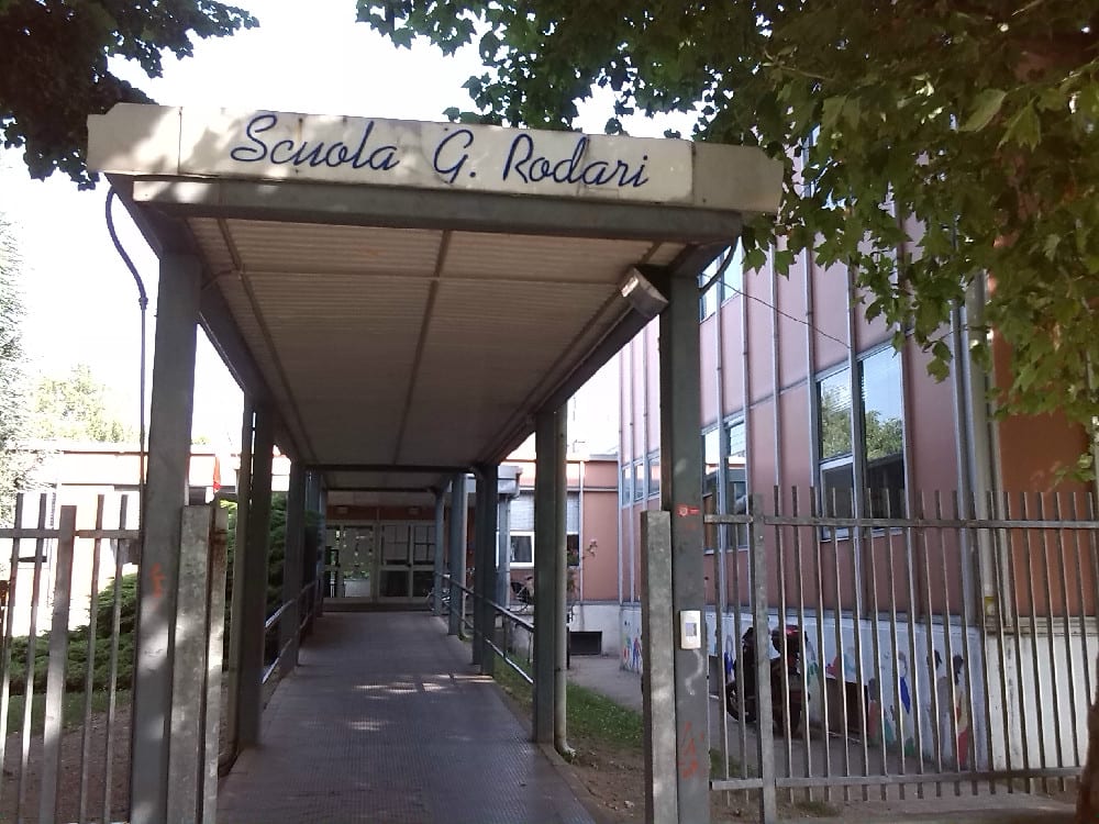 Effrazione a scuola: graffiti calcistici e “hot” dentro l’elementare Rodari di Saronno