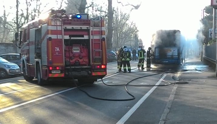 Bus in fiamme in via Varese