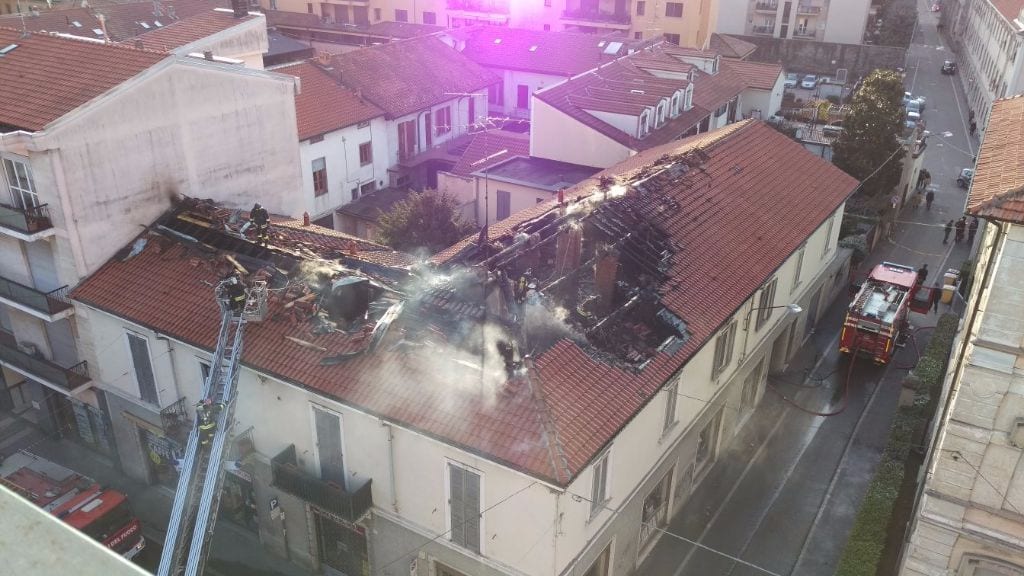 Incendio via San Giuseppe: il fuoco ha divorato il tetto