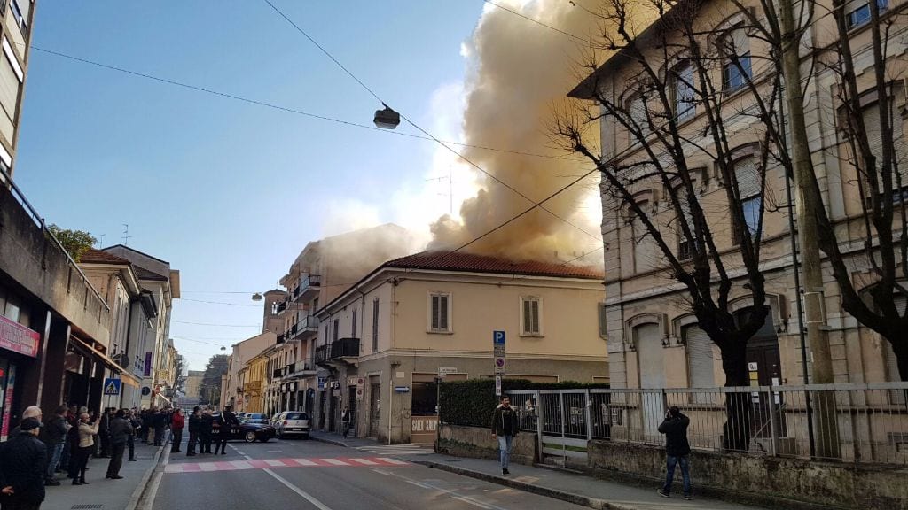Incendio in via San Giuseppe: chiusa la strada invasa dal fumo