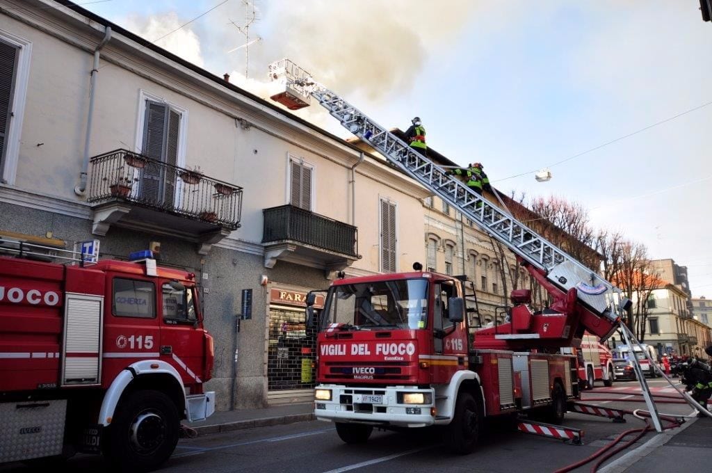 Incendio via San Giuseppe, tornano i pompieri: ancora fumo