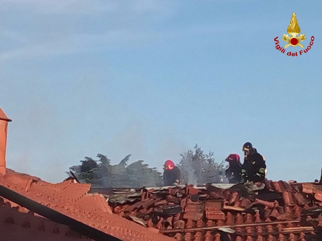 Via San Giuseppe, domato l’incendio: residenti in albergo