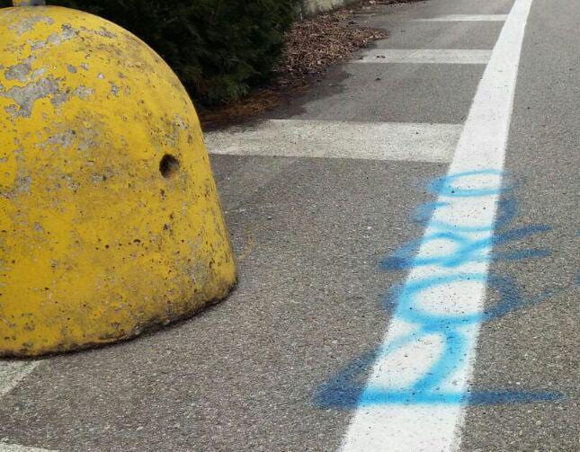 Bestemmia sull’asfalto al Matteotti, residenti indignati: “Cancellatela”