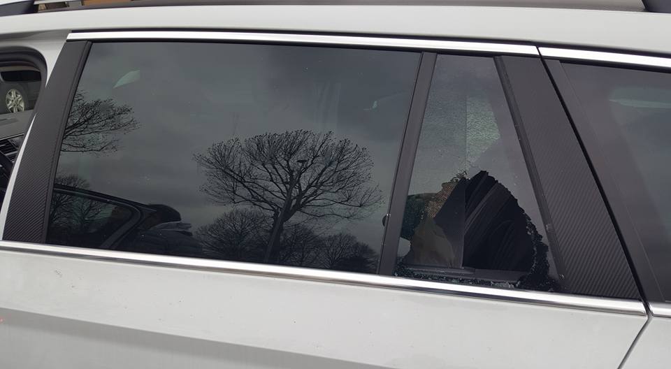 Assessore alla Sicurezza in trasferta a Caronno: gli rompono il vetro dell’auto