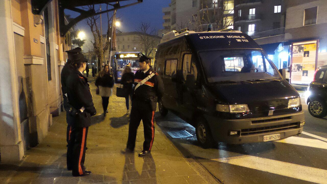 Insanguinato e agitato vicino alla stazione di Saronno: soccorso da carabinieri e Cri