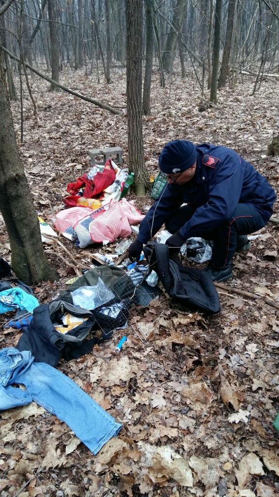 Controlli dei carabinieri nei boschi, trovata droga e due coltelli