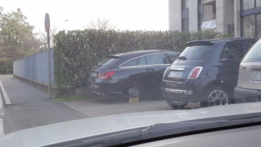 Audi cannibalizzata in via Frua: il proprietario la trova… senza motore