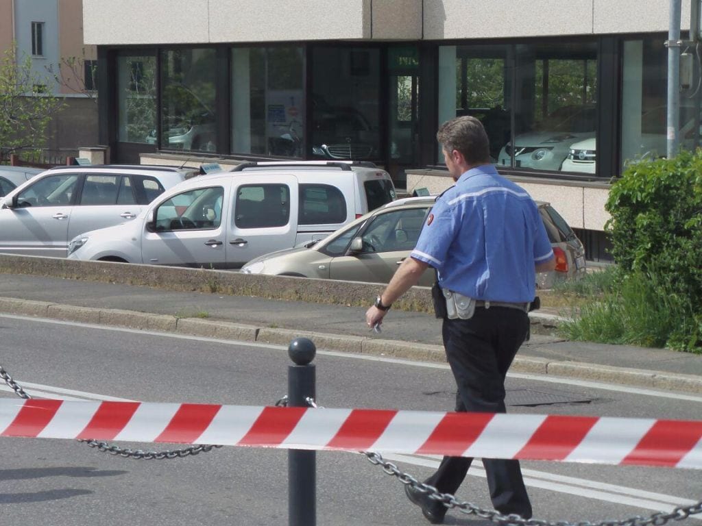 Cade sulla rampa di via Volonterio: pensionata di Saronno all’ospedale