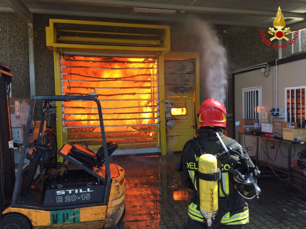 Incendio Marnate, 50 pompieri con 20 mezzi all’opera: tutte le foto