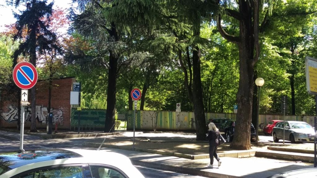 Appello di una saronnese: “Piazza Unità d’Italia ridotta ad un bagno pubblico a cielo aperto”