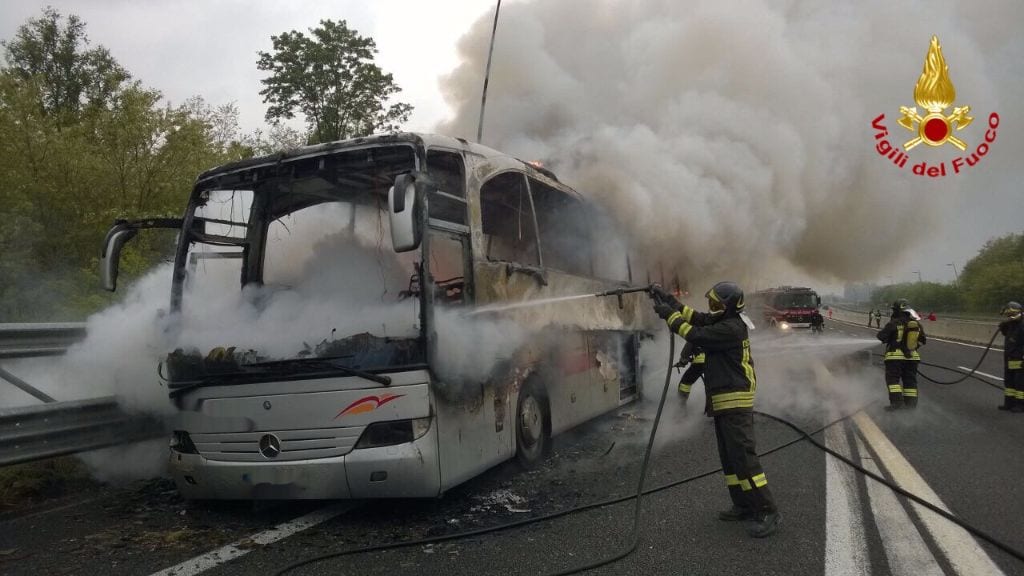 Bus in fiamme, tutti salvi su Pedemontana