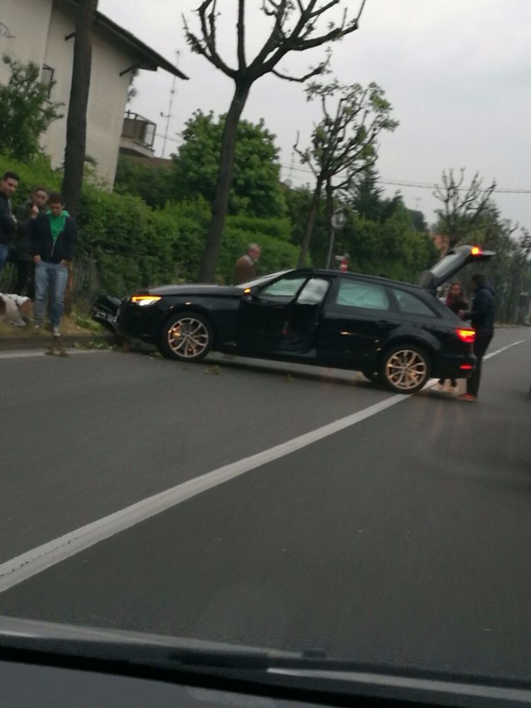 Via Piave, auto va a sbattere contro l’albero