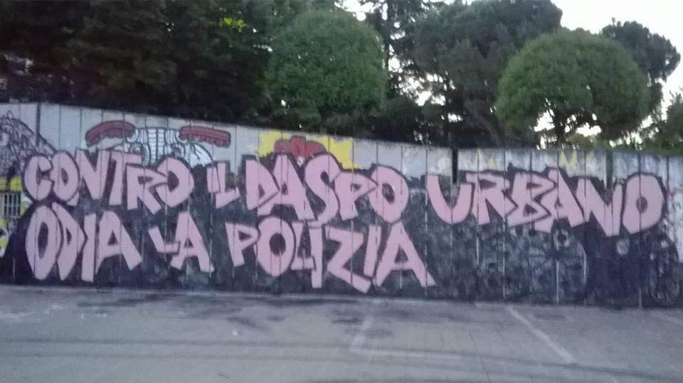 Telos: maxi graffito contro il Daspo urbano e la polizia