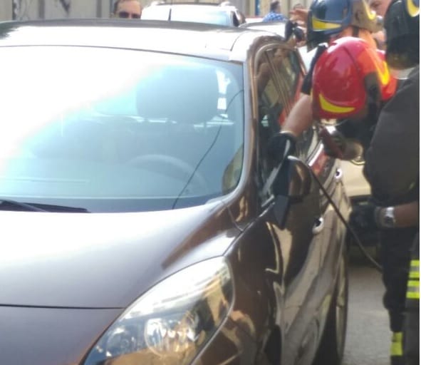 Bimba di 5 mesi “bloccata” in auto: la salvano i pompieri