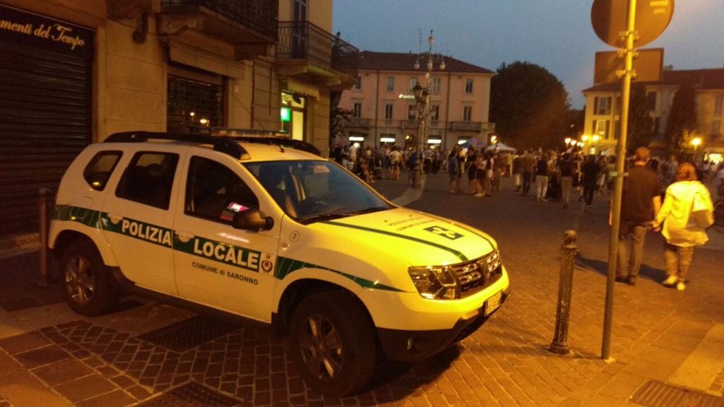 Saronno, la polizia locale ferma la movida: stop all’aperitivo
