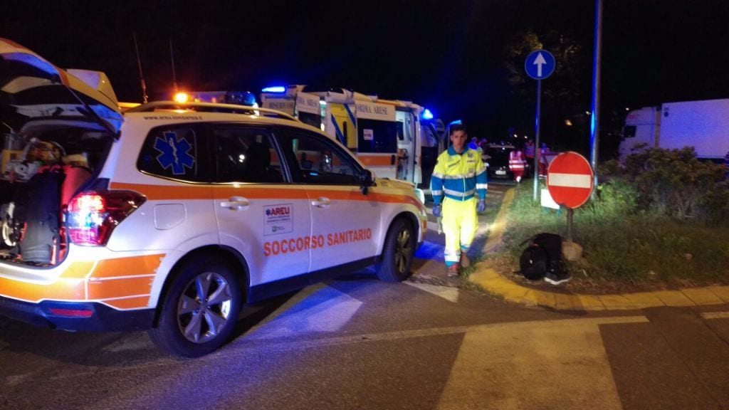 Auto fuori strada a Cislago nella notte: due feriti
