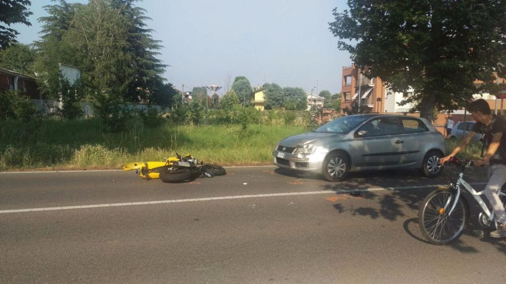 Doppio scontro per una moto: ferito 18enne di Senago