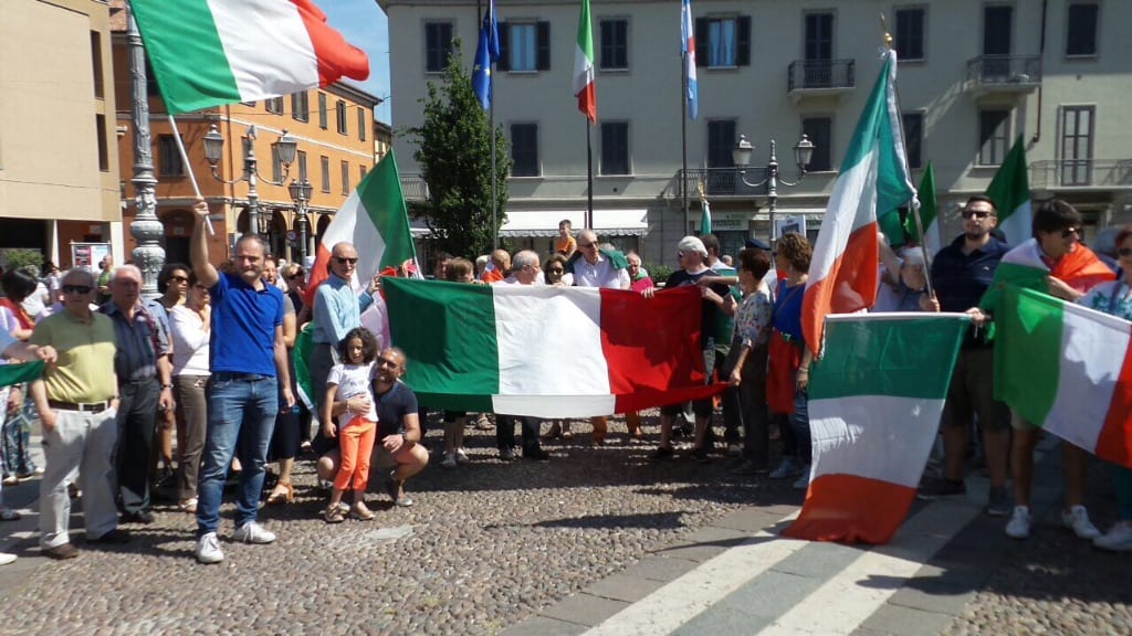 2 giugno: Saronno festeggia con un flashmob tricolore