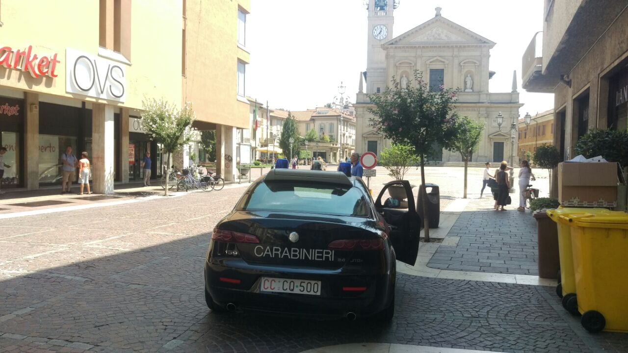 Shopping in centro a Saronno… con la carta rubata, fermata dai carabinieri