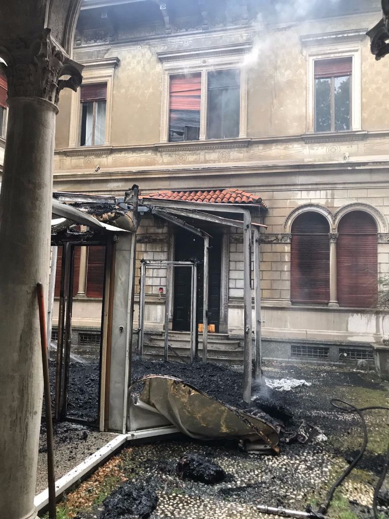 Villa Gianetti, esterni danneggiati dal fuoco, interni dal fumo: oggi la conta dei danni