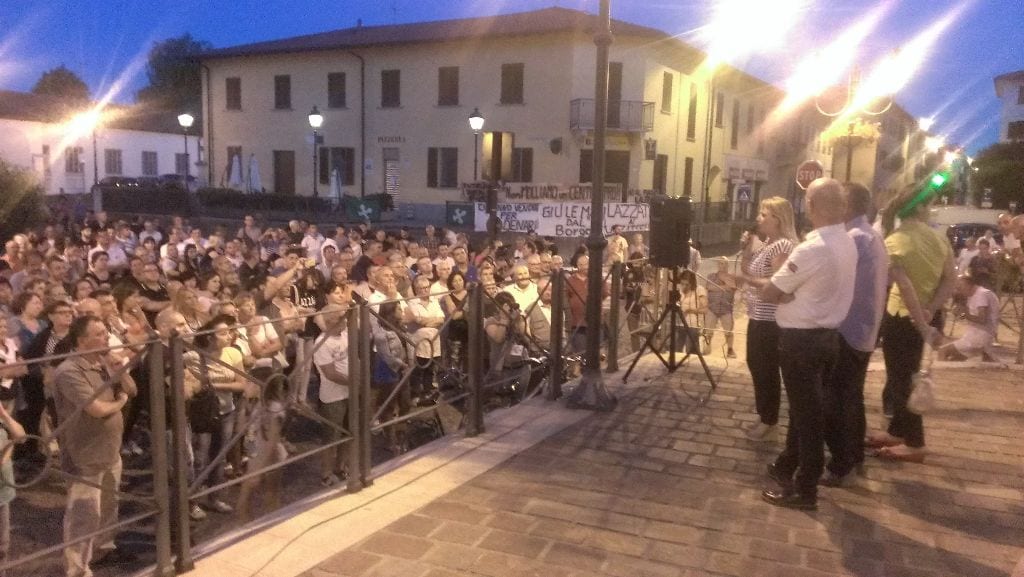 La rivolta di Lazzate, i cittadini protestano per l’arrivo dei profughi