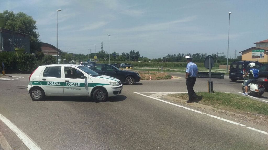 Tamponamento con 3 contusi in via Parma. Motociclista ferito a Caronno