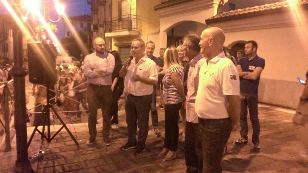 Profughi a Lazzate, anche il sindaco Fagioli dice la sua in piazza