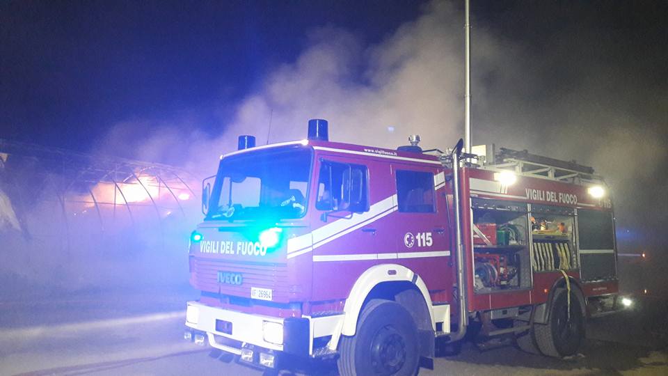 Furiosi incendio: brucia fienile alle porte di Cassina Ferrara