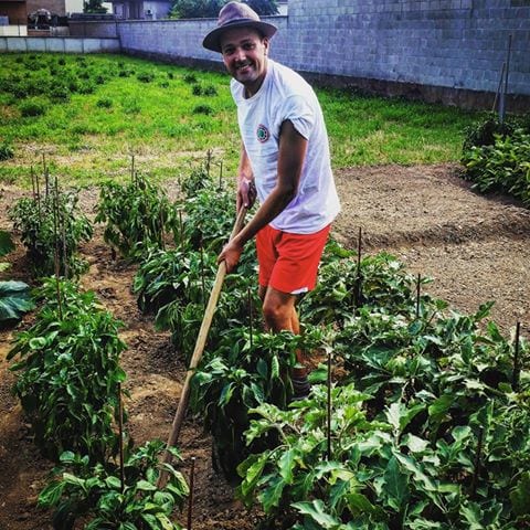 Ceriano Laghetto: il sindaco cura gli orti e distribuisce frutta e verdura ai cittadini